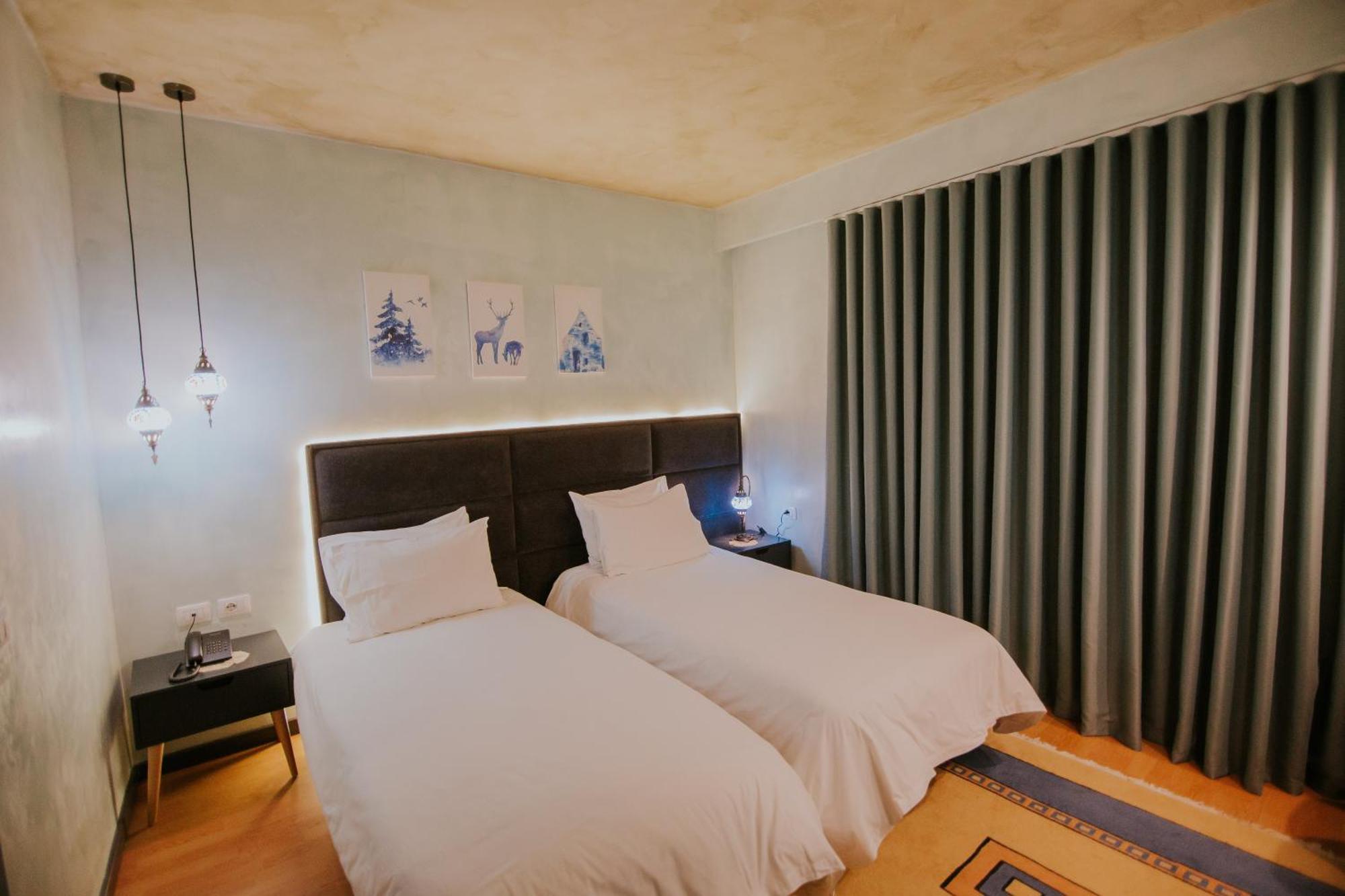 Dim'S Hotel & Restaurant Korce Exterior photo